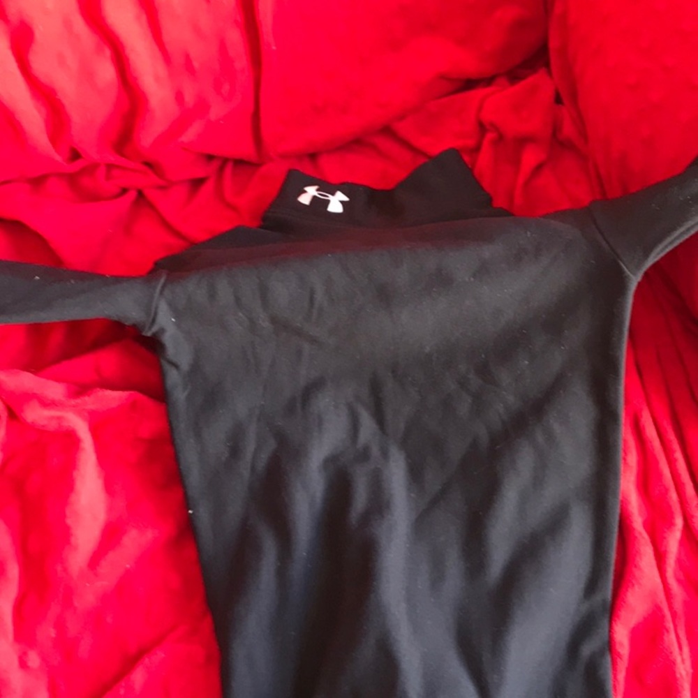 Youth under armour turtle neck size sm